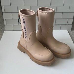 Off-white sponge rubber rain boot